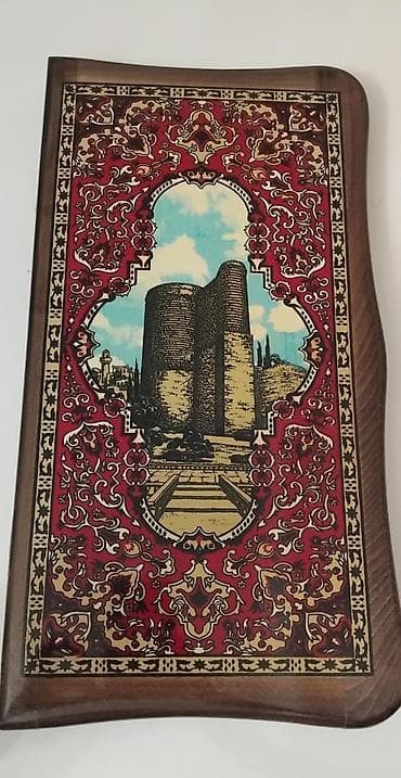 Ağacdan hazırlanmış, qatlanan nərd-şaşki lövhəsi və içində bütün