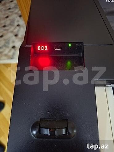 roland ax: Roland va 76 yaxşı vəziyhətdədir. Üstündə ayaqlıq və çexol və əlavə — 2