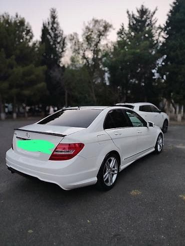 kompressor teh: Mercedes-Benz C-Class sedan (C250 emblemli), ağ rəng. Xüsusiyyətlər — 2