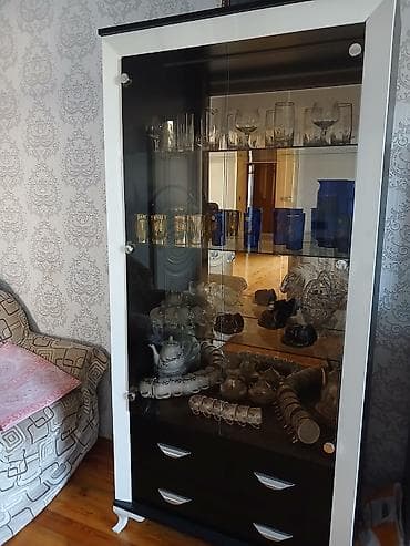 kamodlar: Qonaq otağı üçün vitrin dəstı - Rəng: qara-ağ iki rəngli, parlaq ön — 3