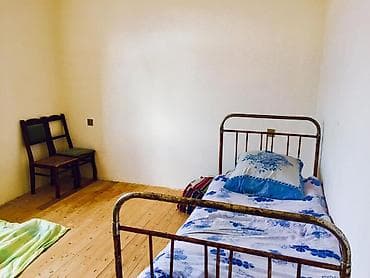 дом с цокольным этажом и гаражом: 3 otaqlı ev – mebel və texnika ilə - Geniş mətbəx: qırmızı-ağ rəngli — 6