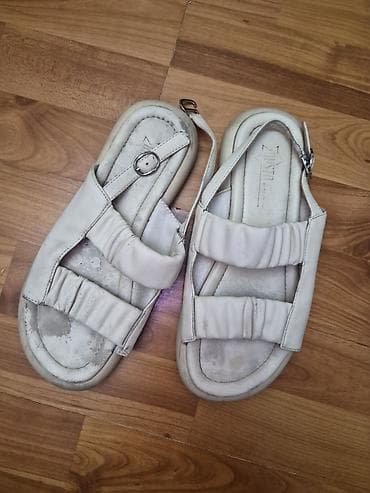 Basanoşka və səndəllər: Ağ rəngdə qadın sandal. Yumşaq yastıqlı daban və komfortlu içlik. İki — 2