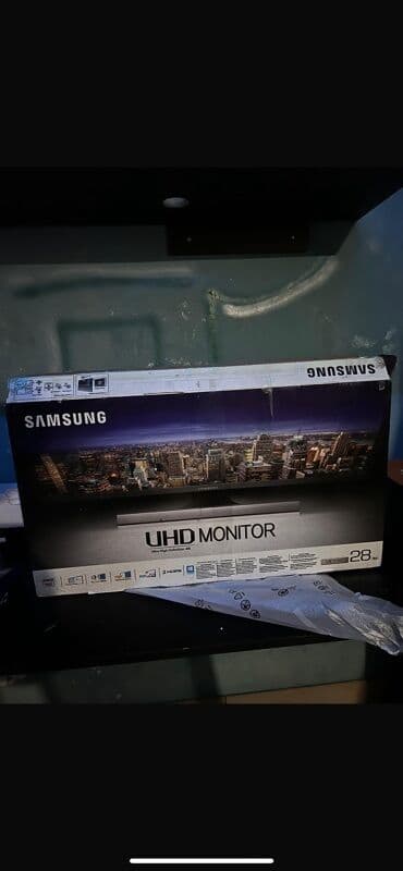 notbuk islenmis: Samsung UHD Monitor, 28 düymlük ekran ölçüsünə malikdir. Bu monitor — 1