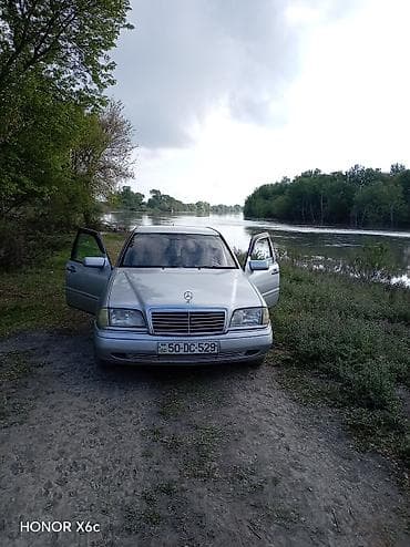mersedes saat: Mercedes-Benz C-Class (W202), gümüşü sedan - Kuzov: 4 qapılı sedan — 2