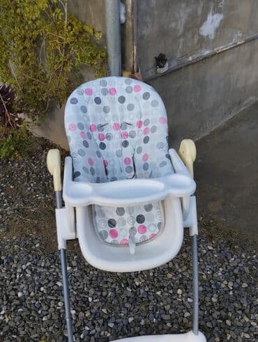 mekteb cantalari qiz ucun: Uşaq yemək stulu - Rəng: ağ/gri çərçivə, çəhrayı-boz nöqtəli parça — 2