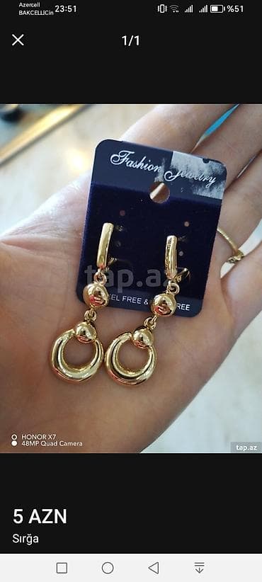 Məhsul: Sirğalar - Rəng: Qızılı - Stil: Asma, dairəvi halqa detallı -