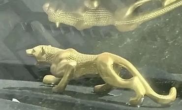 Qızılı rəngdə pələng fiquru – avtomobil paneli və ya interyer üçün