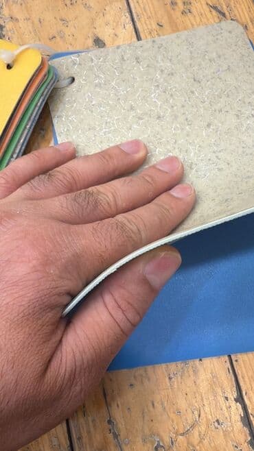 islenmis pol taxtasi: Müxtəlif rənglərdə və teksturalarda mövcud olan döşəmə nümunələrinin — 13