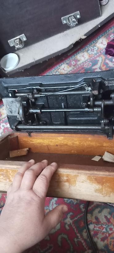 akustik gitara simi: Qədimi tikiş masini - Korpus: çuqun gövdə, qara lak örtük və qızılı — 3