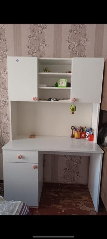 ref: AfaYazı masası satılır. - Rəng: ağ - Üst hissədə iki qapalı dolab və — 1