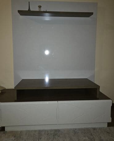 Akrille boyanib uzeri heç bir boyuk deffekti yoxdur çox keyfiyyetli Tv