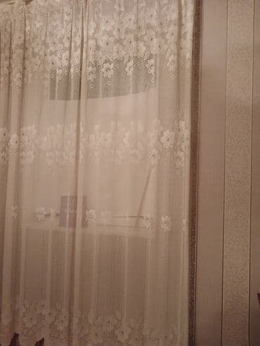 pencere perde: Ağ rəngli tül pərdə. O vaxtın cehizliyidir. Evin hündürlüyünə gödək — 1