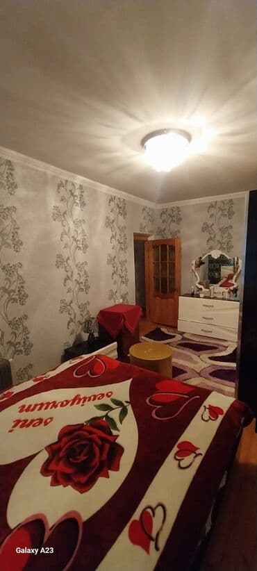 Kirayə evlər: Satılır: həyət evi - Geniş, hasarlı həyət: dəmir darvaza, betonlanmış — 12