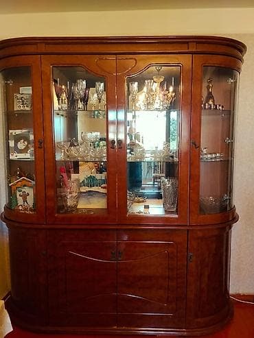 Ev üçün mebel: Klassik üslubda vitrin-bufet - Material: laklı ağac (təbii ağac — 1