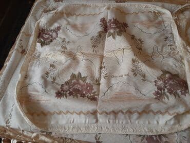 divan pokrival: Krovat ùstù Pokrival.Bir adàd bòyùk Pokrival và Iki baliw úzù.Çox az — 2