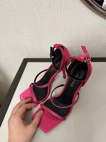 Кроссовки и спортивная обувь: Bir defe geyinilib
Qiymet 20 azn
Razmer 39 — 2