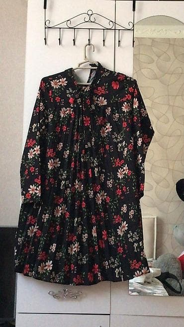 elbiseler: Qadın paltarı – qara fon üzərində çoxrəngli çiçək naxışlı, geniş (boş) — 2