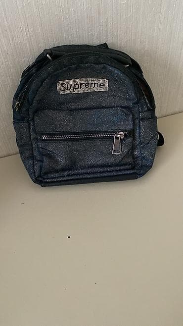 Qara rəngdə parıltılı mini bel çantası/kiçik kürək çantası. Ön hissədə