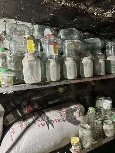 banka bağlıyan: Şüşə banka və qapaqlar toplusu - Müxtəlif həcm və formalarda şüşə — 1