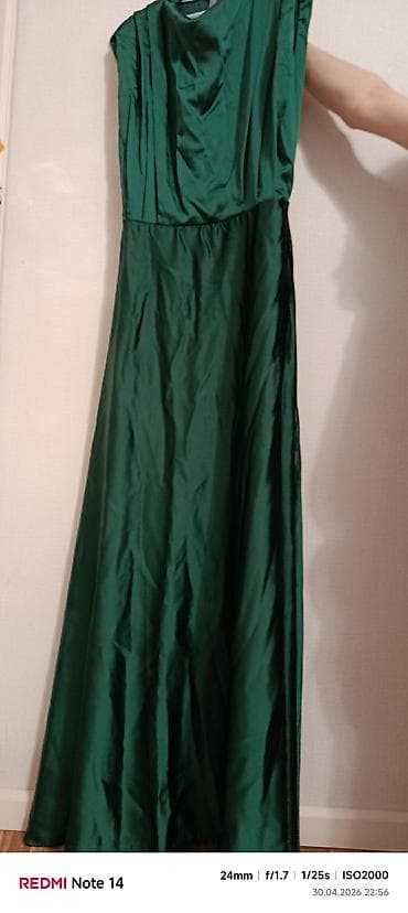 Brend: OSKAR – Woman Fashion Model: Zümrüd-yaşıl uzun ziyafət geyimi — 1