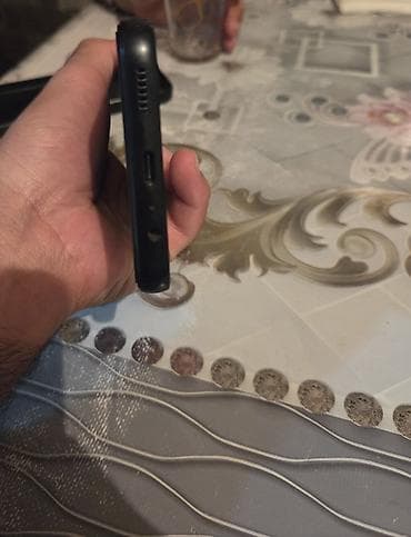 limitsiz internet: Məhsul: Smartfon (qara rəng) Xüsusiyyətlər və dizayn: - Korpus: qara — 3