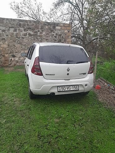 Renault Sandero, ağ rəng, hetçbek kuzov. Arxa şüşə tündləşdirilib