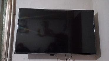 Divara quraşdırılmış düz ekran televizor. - Təxminən 43–50 düym