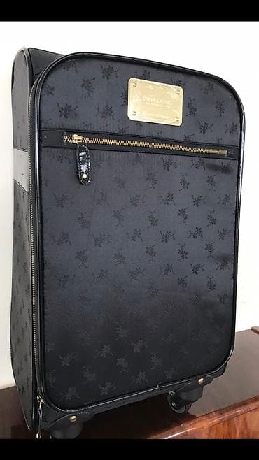 Чемодан новый в коробке на 4-х колесиках Ручка при необхожимости