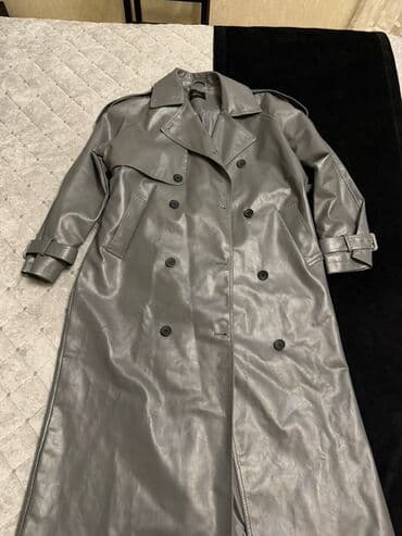 kişilər üçün qış plaşı: Boz rəngli uzun trençkot (eko‑dəri) - Material: hamar, parıltılı — 1