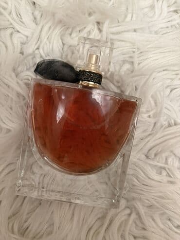 Bədənə qulluq: Qadın ətiri – şüşə flakon - Şıq, şəffaf kvadrat flakon, içərisində — 2