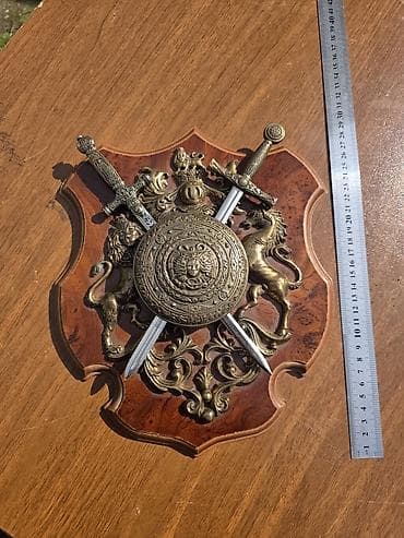 yevro sekilleri: Divar dekoru – dekorativ qalxan və qılınc kompozisiyası - — 2