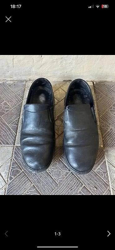 Qara rəngli kişi ayaqqabısı. Klassik və sadə slip-on modeldir, bağsız