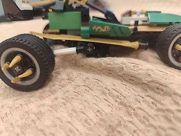 LEGO üslublu konstruktordan yığılmış yaşıl temalı yarış/komanda maşını