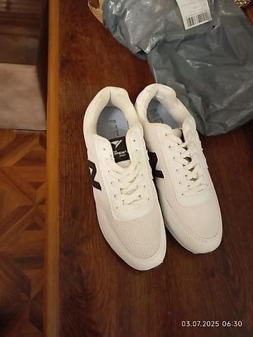 kros: Ağ rəngli idman ayaqqabısı - Model: gündəlik/idman üslubunda sniker - — 3