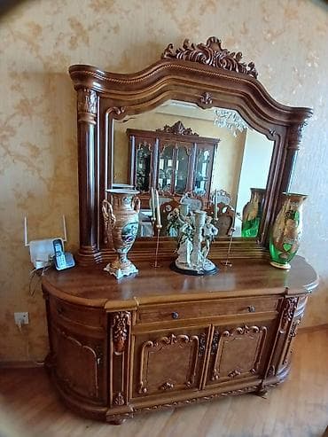 Klassik üslubda massiv taxtadan hazırlanmış güzgülü konsol/büfe. -
