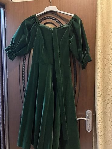 zumrud: Məhsul: Zümrüd-yaşıl məxmər don Tek 1 defe geyilib yep yenidir - — 3