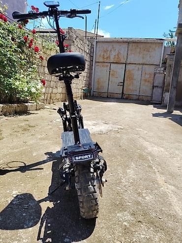 Elektrik skuter – off-road tipli, iri dişli təkərlər və güclü asqı — 1