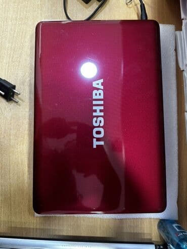14 sade: Toshiba Satellite noutbuku – qırmızı korpus, 14–15″ ekran. Komplektdə — 3
