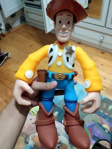 oyuncaq qatar: Toy Story Filminden Woody Oxuyur Yenidir Sadece Qutusu Yoxdur — 1