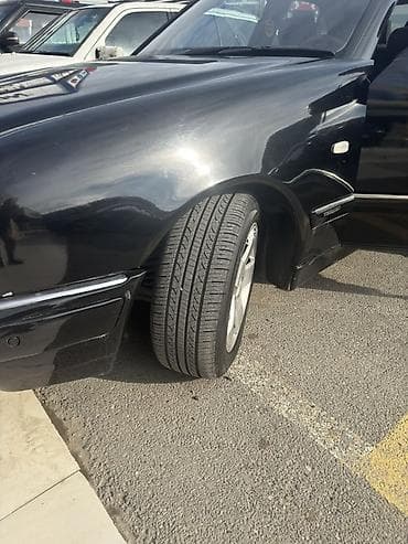 Mercedes-Benz E-Class: 2.4 l | 1998 il Sedan — 2