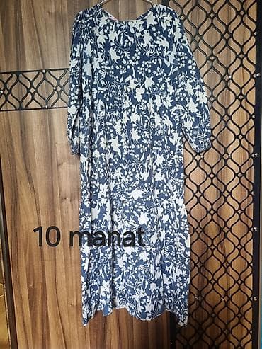 Mavi-ağ rəngli, çiçək və yarpaq naxışlı rahat don. - Model: sərbəst