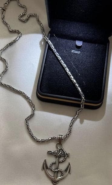 Dənizçi tərzində gümüş rəngli boyunbağı – lövbər formalı asqı ilə. - — 1