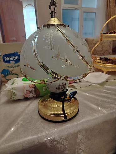 Klassik üslublu masa lampası - Dekorativ şüşə abaşur: mat şüşə