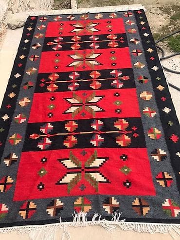 Əl toxuması xalça – qırmızı, qara və boz zolaqlı kompozisiya, klassik