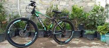 электро велик: Yaşıl və qara rənglərdə olan bu dağ velosipedi, sürət dəyişdiriciləri — 2