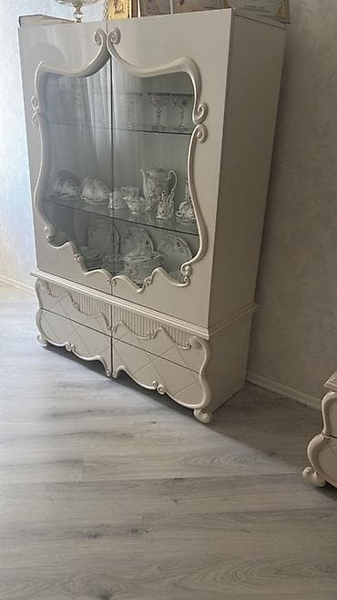 stullar ev ucun: Klassik üslubda qonaq otağı mebel dəsti Tərkibi: - Şüşəli vitrin: iki — 1