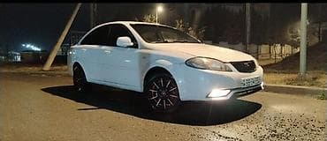 Sedan avtomobil – ağ rəng Model:tipli 4 qapılı sedan Kuzov: ağ rəng