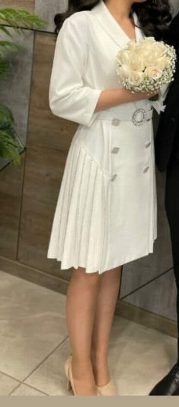 reqs paltarı: Ağ rəngli, dizə qədər uzunluqda şıq qadın paltarı. Yuxarı hissəsi — 2