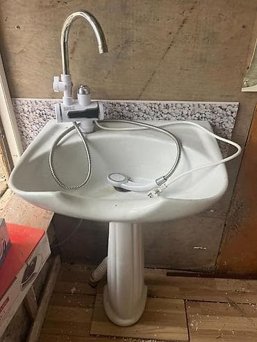 su çenler: Elektrikli su qızdırıcılı kran və pedestallı əl-üz yuma lavabosu — 1