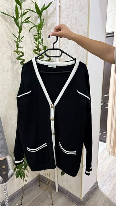 Qara kardiqan – kontrast ağ haşiyəli - Model: V-yaxa, düyməli lalafo.az -da Qara kardiqan – kontrast ağ haşiyəli - Model: V-yaxa, düyməli